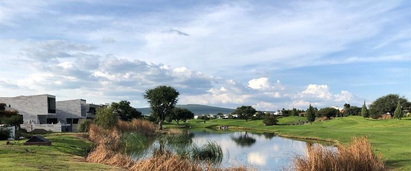 Terreno en venta en El Campanario, con vista al lago en campo de golf