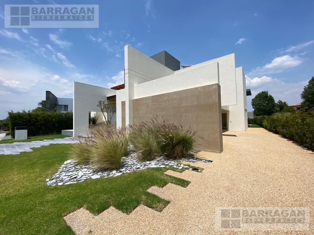 Casa en venta en El Campanario, moderna con alberca, jacuzzi y sala de cine