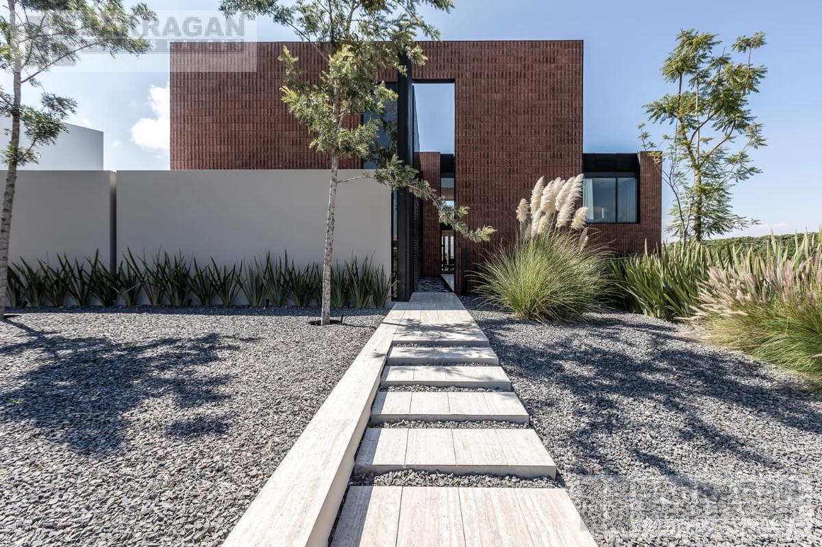 Casa en venta en El Campanario, con gran diseño arquitectónico