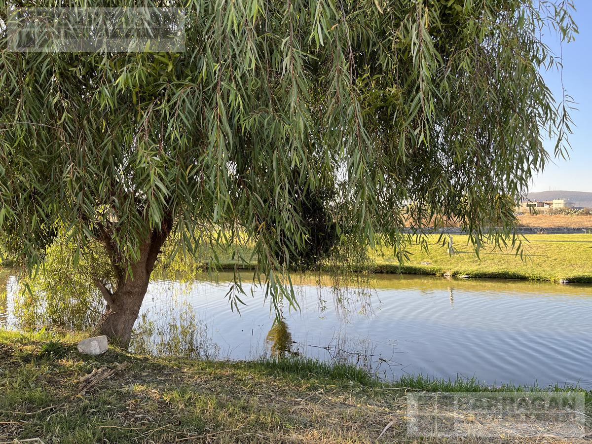 Terreno en venta en El Campanario, con vista al lago