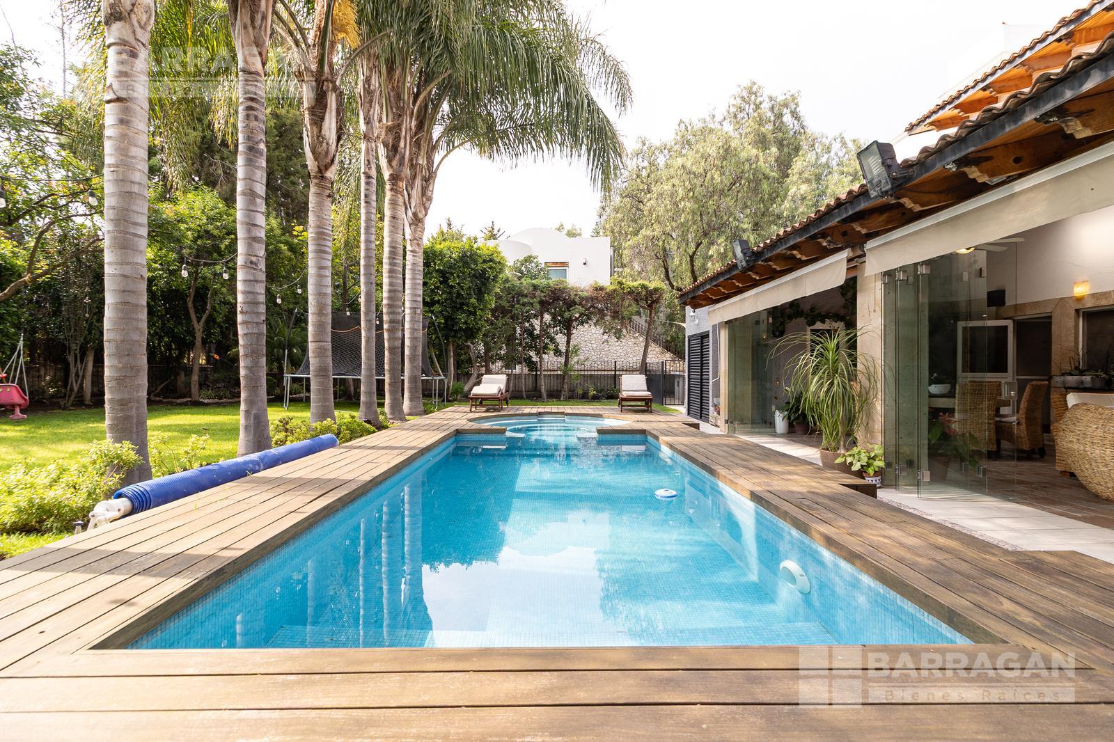 Casa en venta en El Campanario, con alberca y jacuzzi