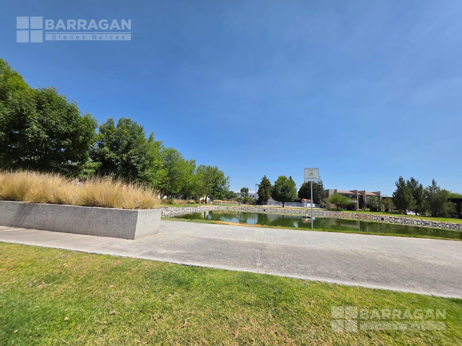 Terreno en venta en El Campanario, a un paso de lago y parque