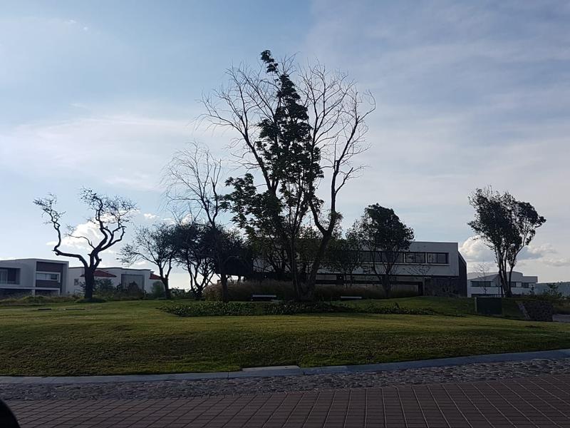 Terreno en venta en El Campanario, frente a área verde