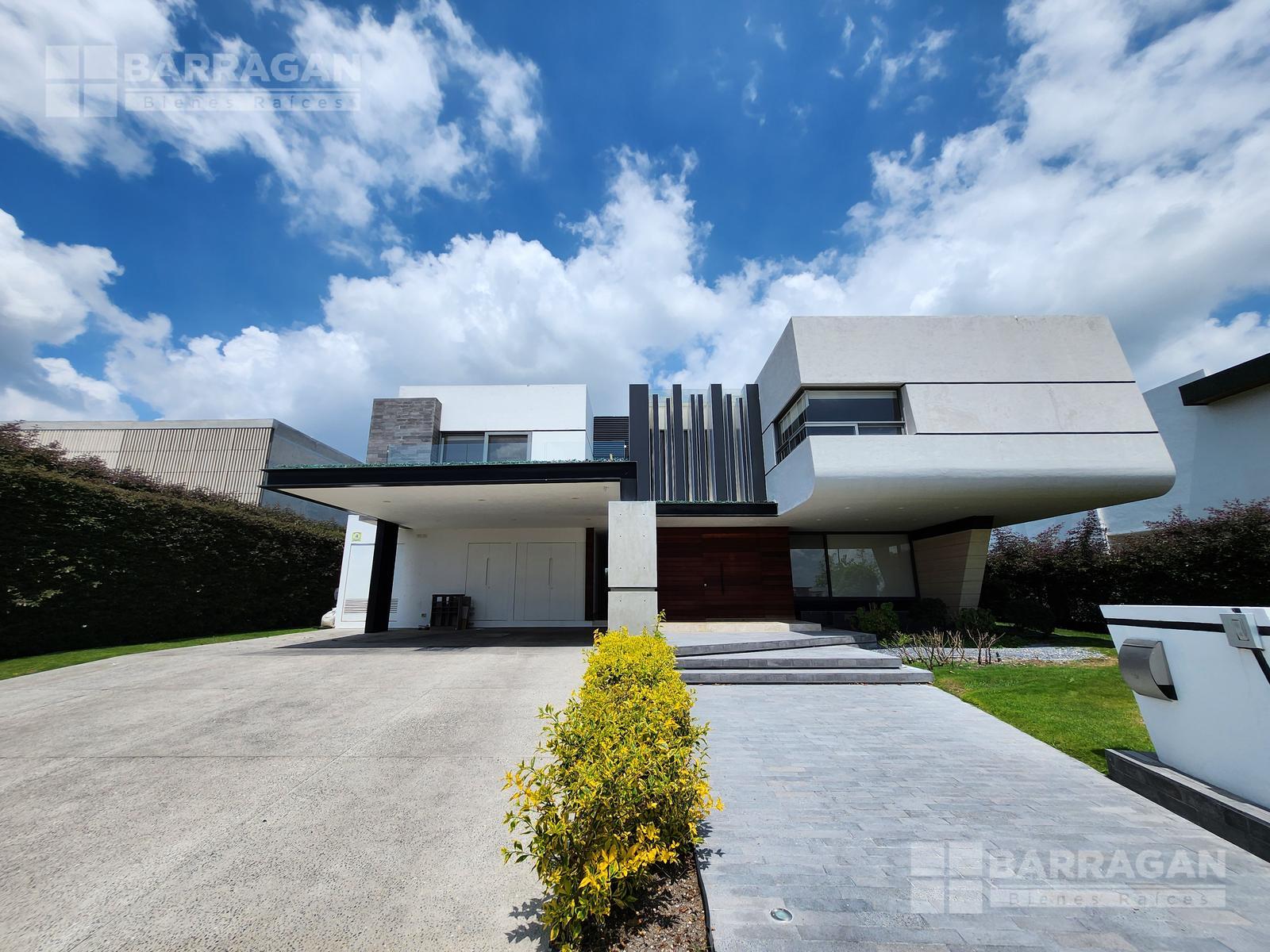 Casa moderna en venta para inversionistas con terraza y amplio jardín, El Campanario