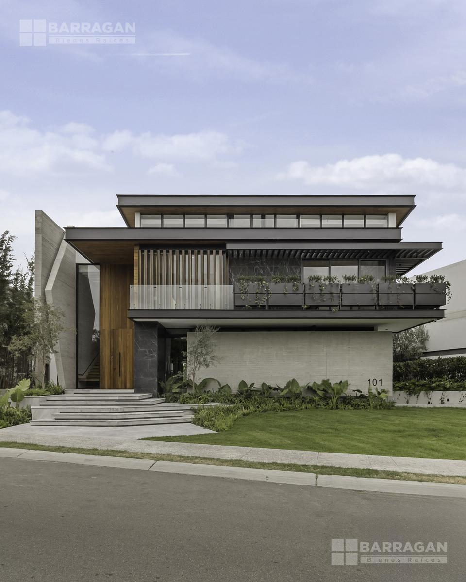 Casa en venta en El Campanario, lujo, diseño y distinción: joya arquitectónica lista para estrenar