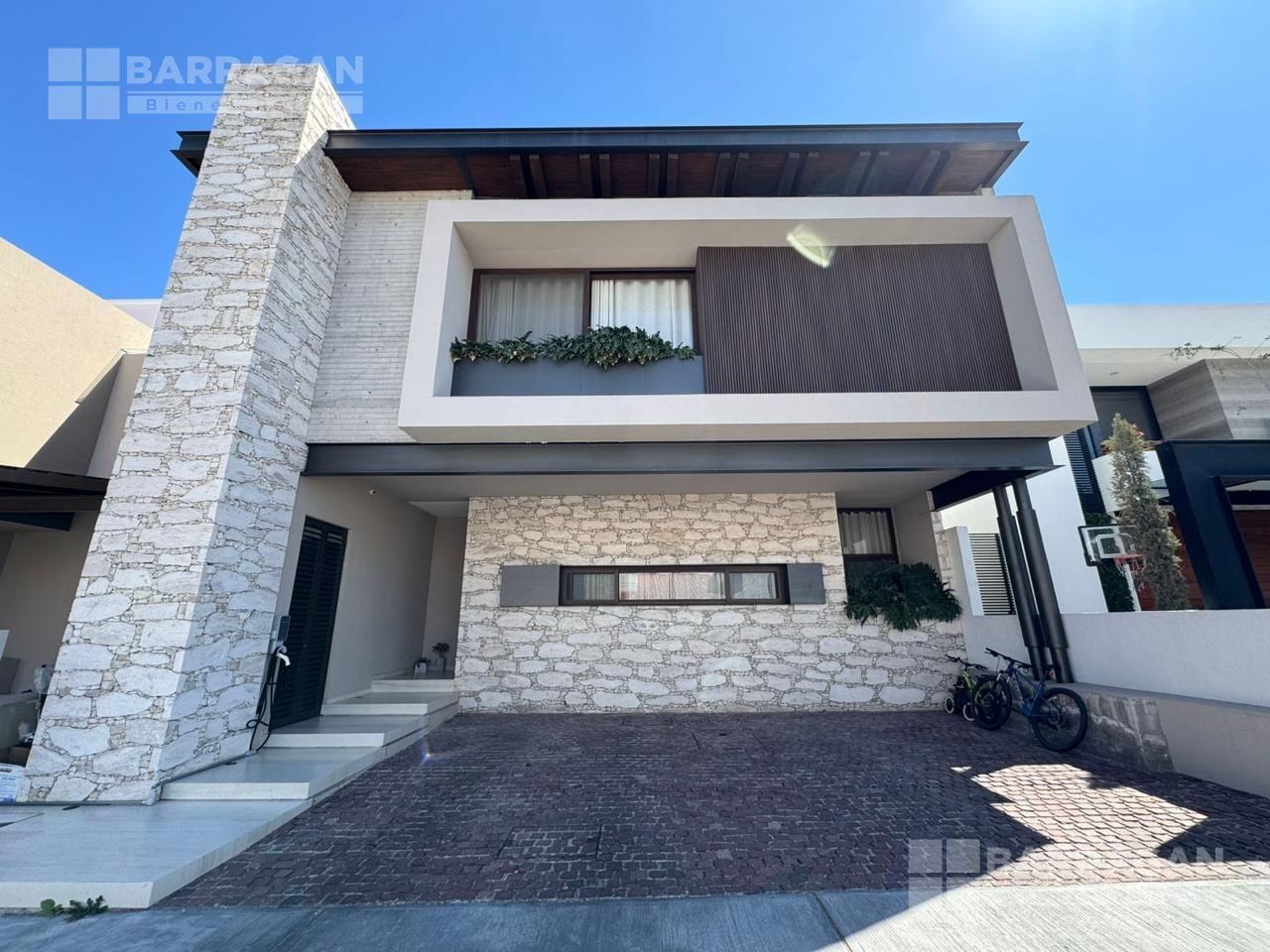 Casa en venta con acabados de lujo en condominio privado en Misión San Jerónimo