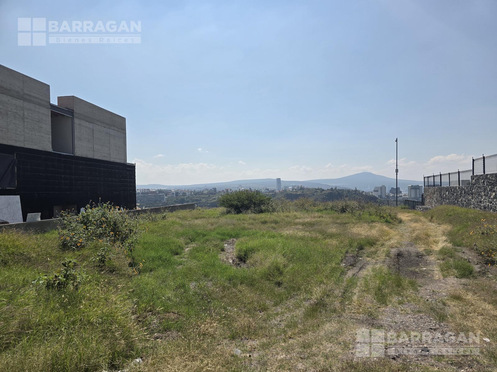 Terreno en venta en El Campanario, en excelente ubicación colinda con cañada