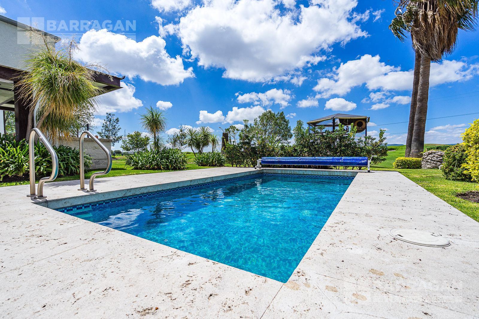 Casa en venta en El Campanario, frente a campo de Golf con alberca, precio de oportunidad