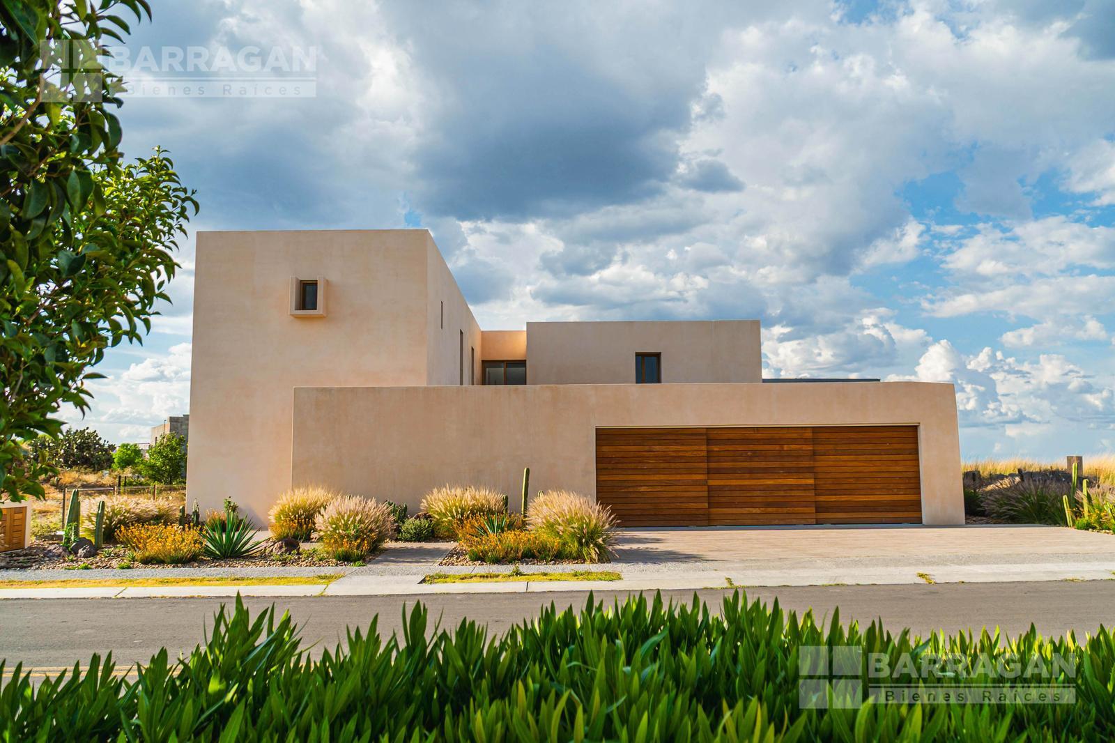 Casa en venta en El Campanario,nueva