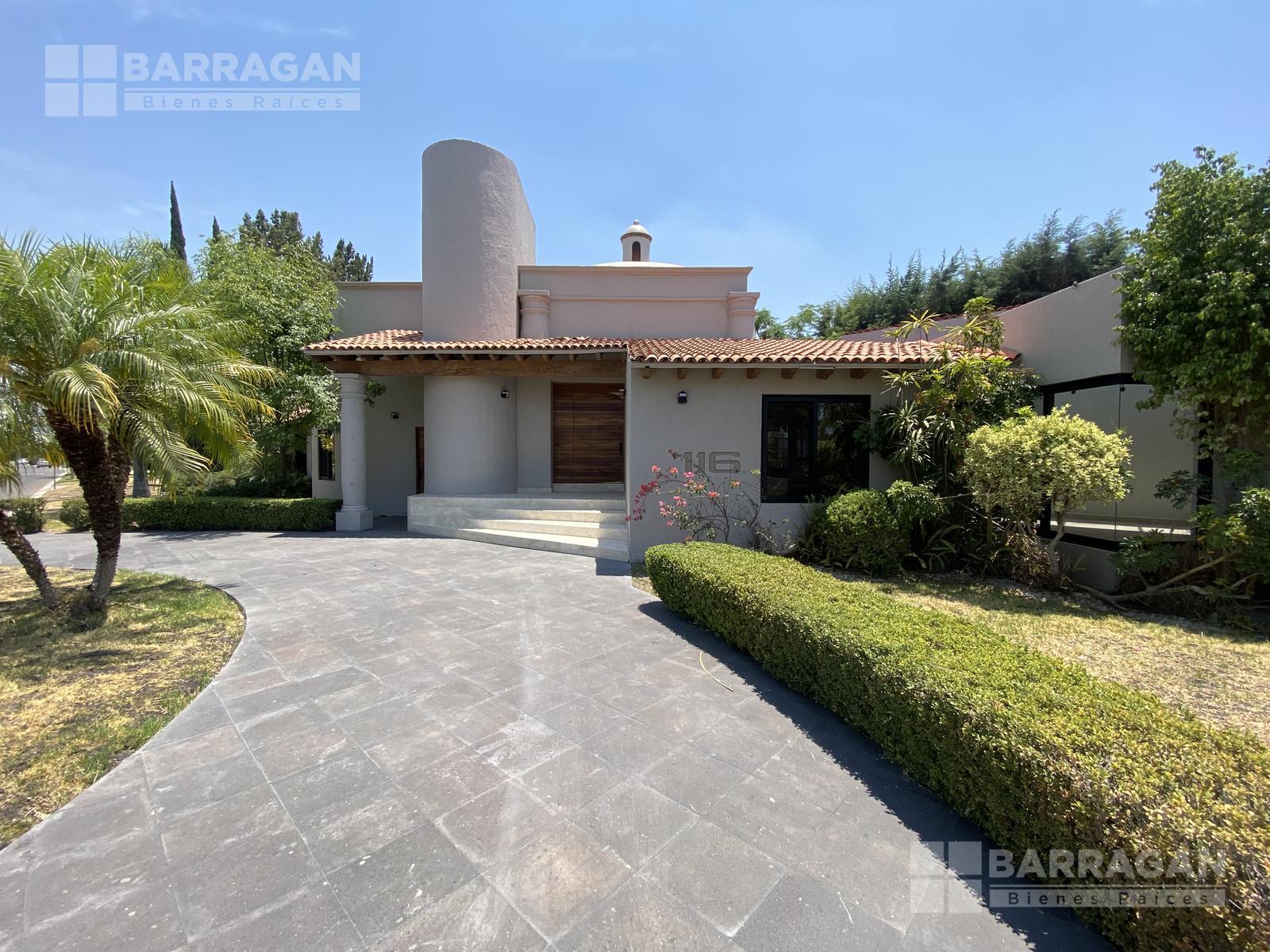 Casa en venta en El Campanario, estilo mexicano de un piso recién remodelada