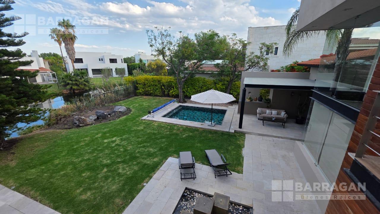Casa en venta en El Campanario, con vista al lago y acabados de lujo