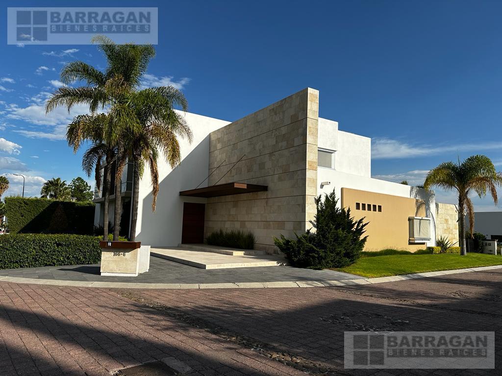 Casa en venta en El Campanario, estilo contemporáneo