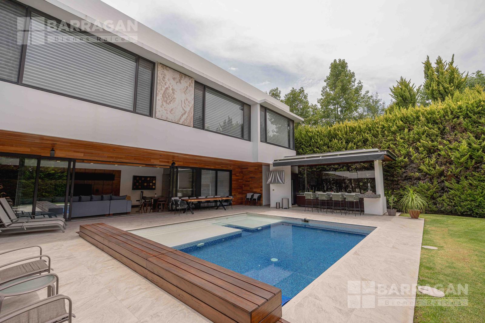 Casa en venta en El Campanario, 4 recámaras, estudio y alberca.