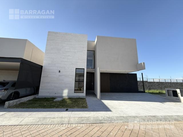Casa en venta en Lomas del Campanario Norte – Exclusividad, Confort y Estilo en tres niveles