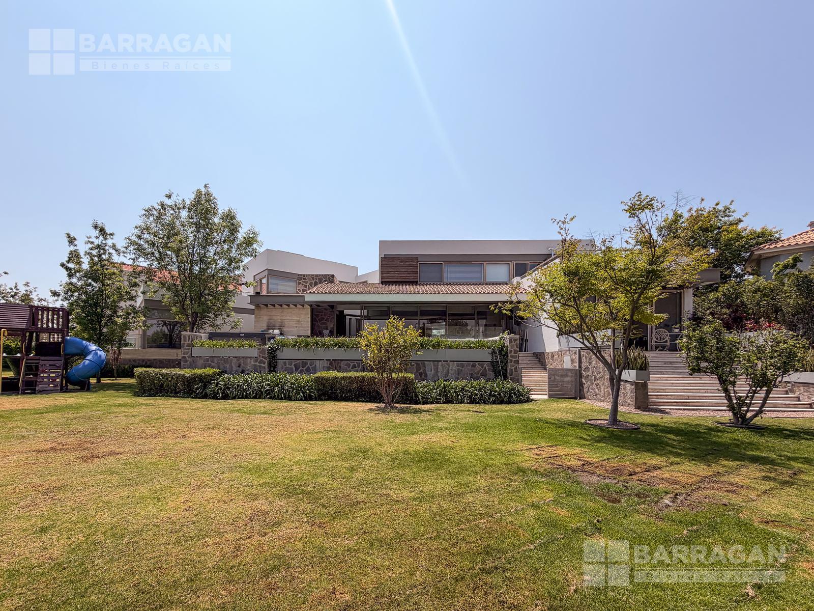 Casa en venta en El Campanario, con vista al campo de golf y recámara principal en planta baja