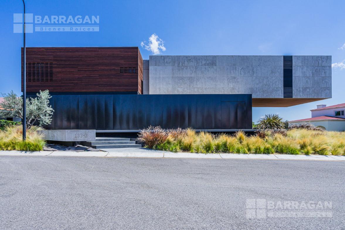 Casa en venta en El Campanario, moderna en esquina con excelentes acabados