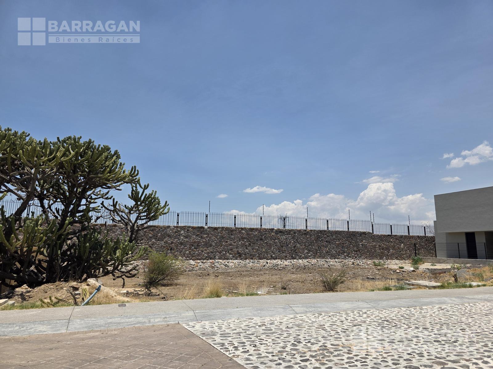 Terreno en venta en Lomas del Campanario Norte, Condominio San Benito