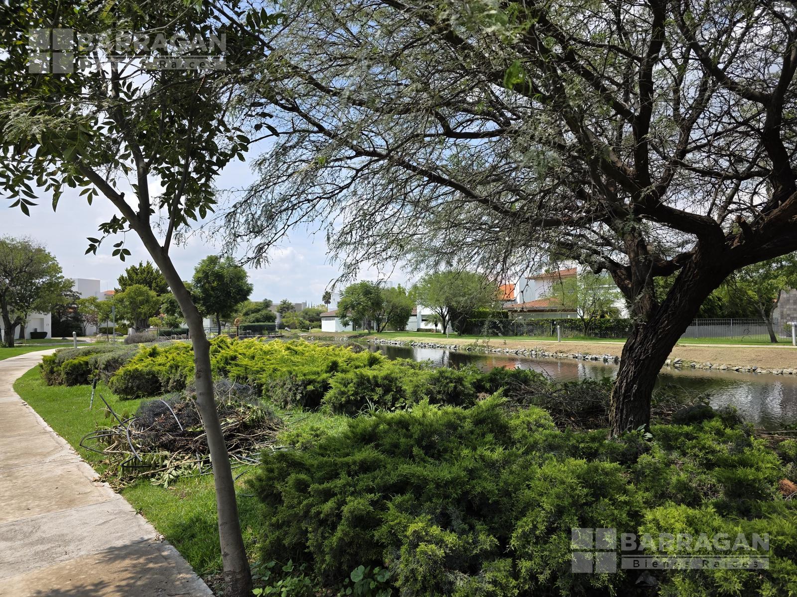 Terreno en venta en El Campanario, colinda con área verde y lago
