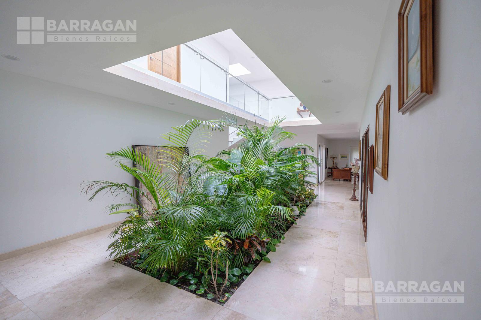 Casa en venta en El Campanario, con 5 amplias recámaras y sótano