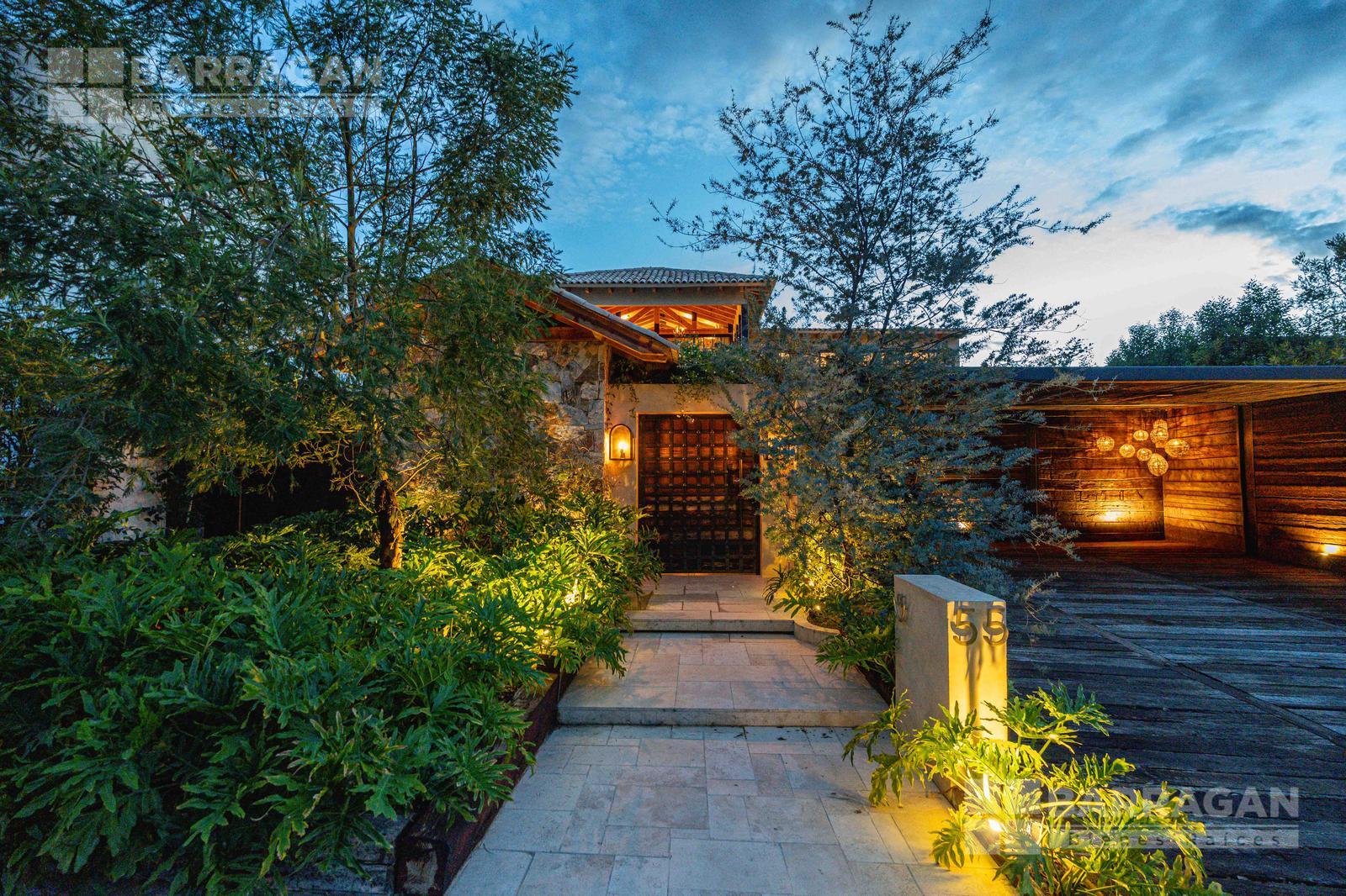Casa en Venta en Campanario, frente área verde, con jacuzzy