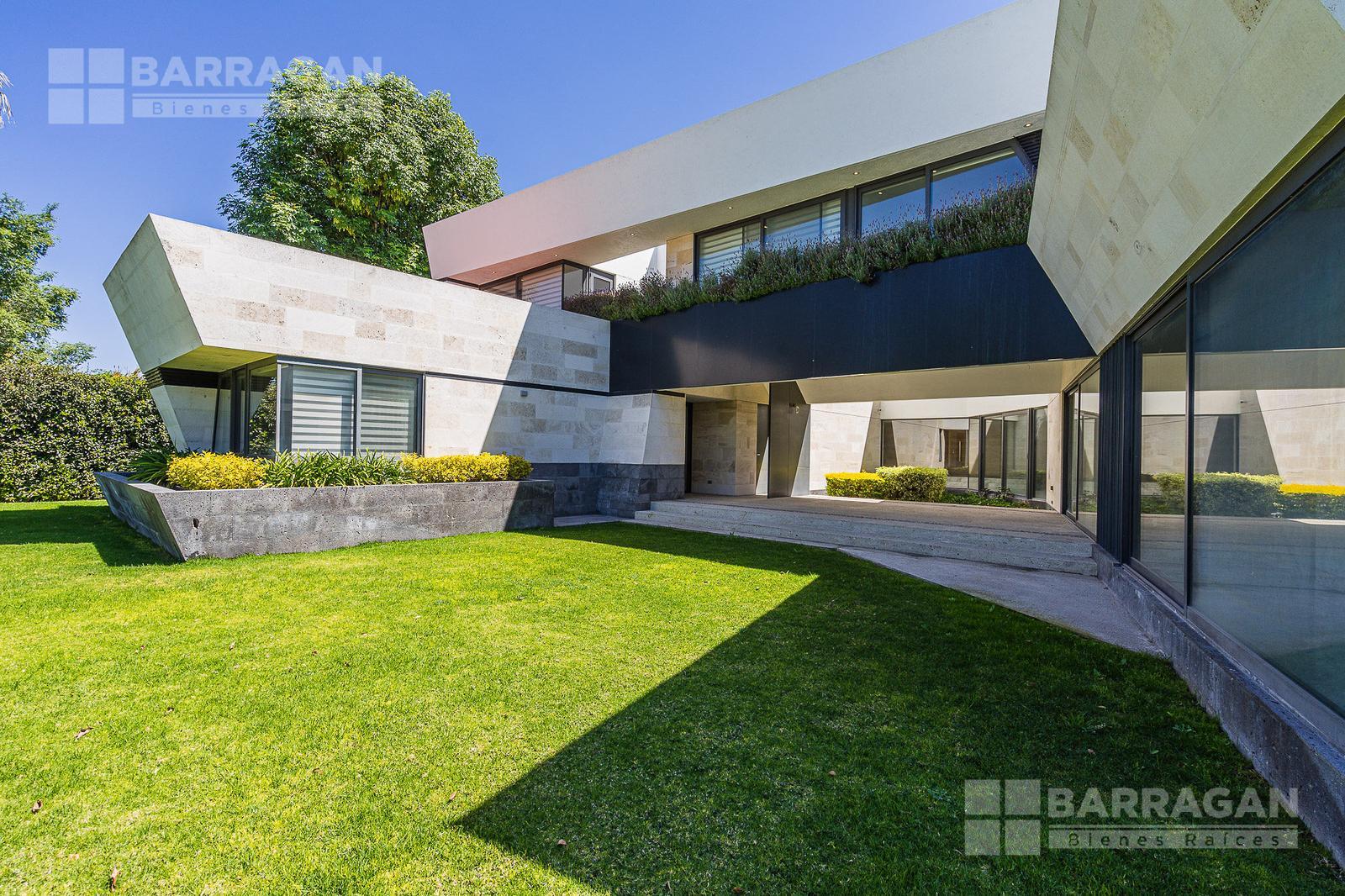Casa en venta con excelentes espacios y acabados de lujo en El Campanario, para inversionistas