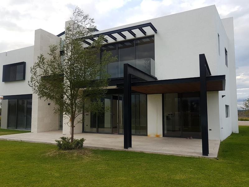 Casa en venta en El Campanario, con amplio jardín y 4 recámaras, precio de oportunidad