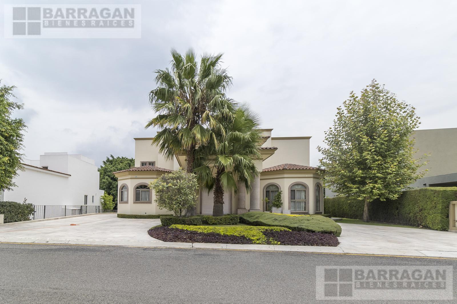 Casa en venta en El Campanario, estilo americano en el club de golf