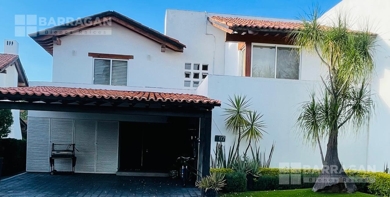 Casa en venta en privada cerrada con vigilancia en Lomas del Campanario III