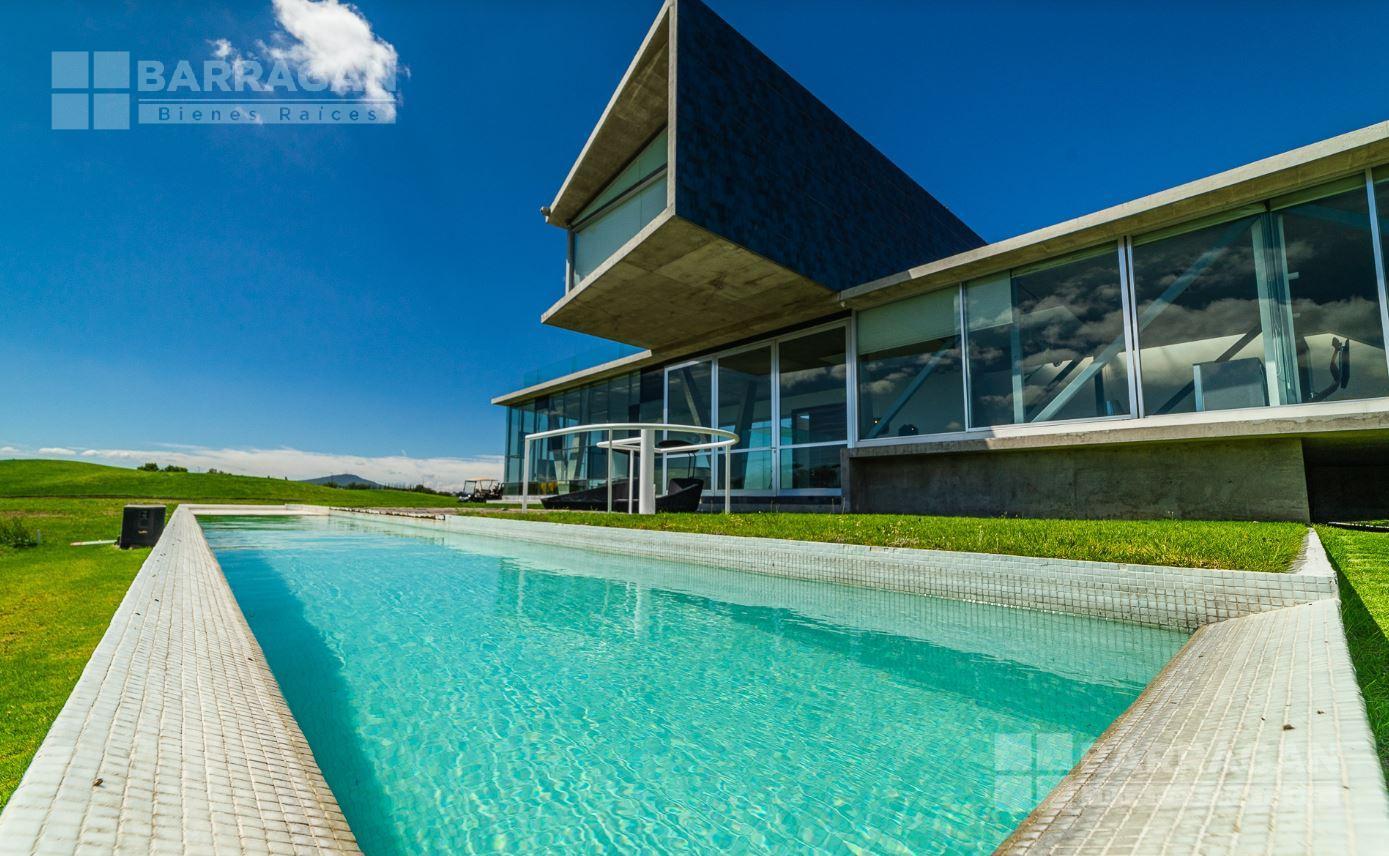 Casa en venta en El Campanario, con original diseño con vista a campo de golf precio de oportunidad
