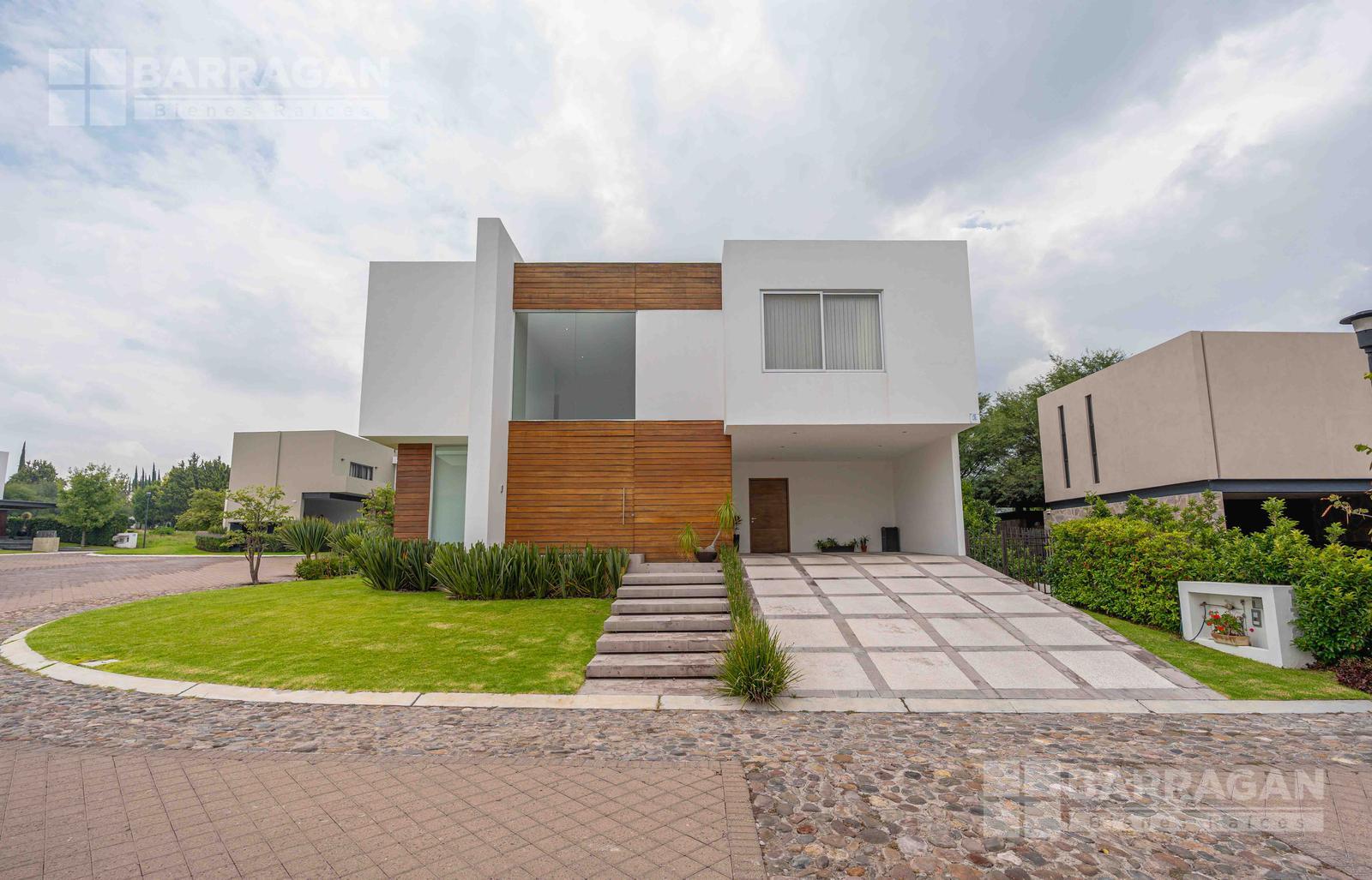 Casa en venta en El Campanario, moderna e impecable