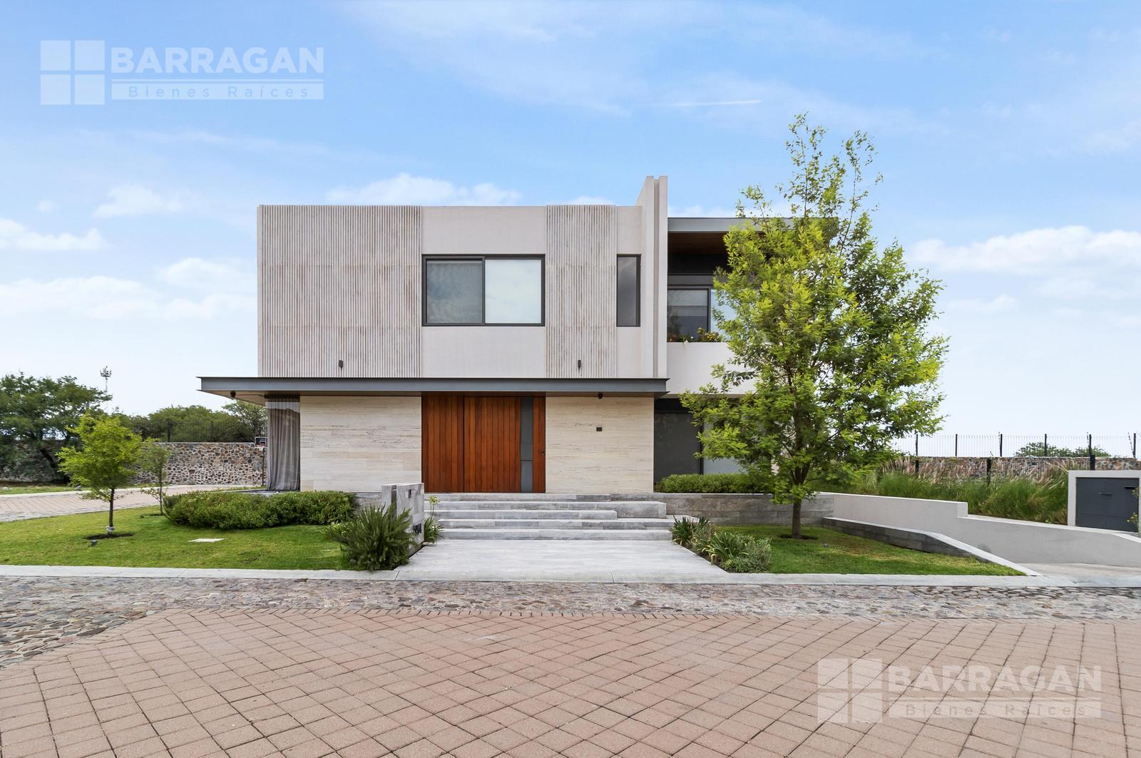 Casa en venta en El Campanario, moderna con acabados de lujo