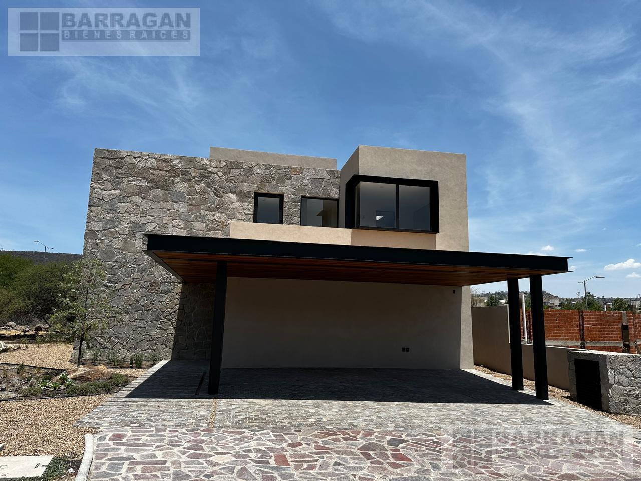 Casa en venta con acabados de lujo en condominio Lago
