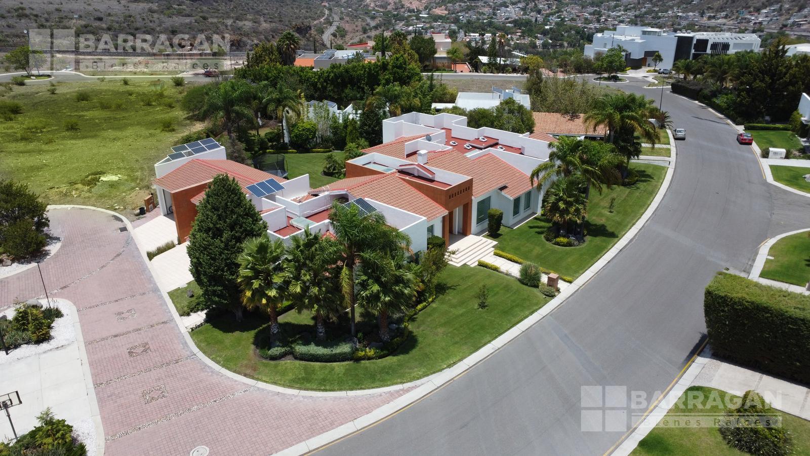 Casa en venta en El Campanario, de un solo nivel con 2,245 m2 de terreno