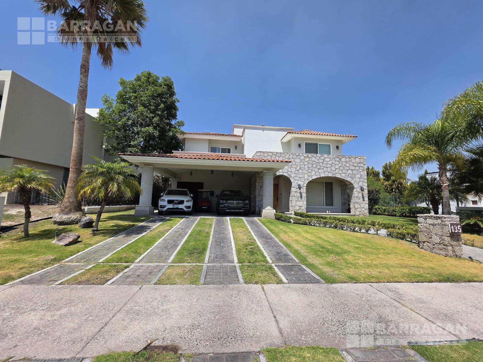 Casa en venta en El Campanario, con amplios espacios y acabados de lujo
